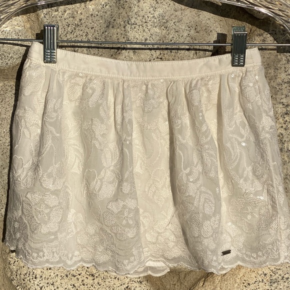 Abercrombie Girls embroidered white with sequence detail skirt Sz M - Picture 3 of 3